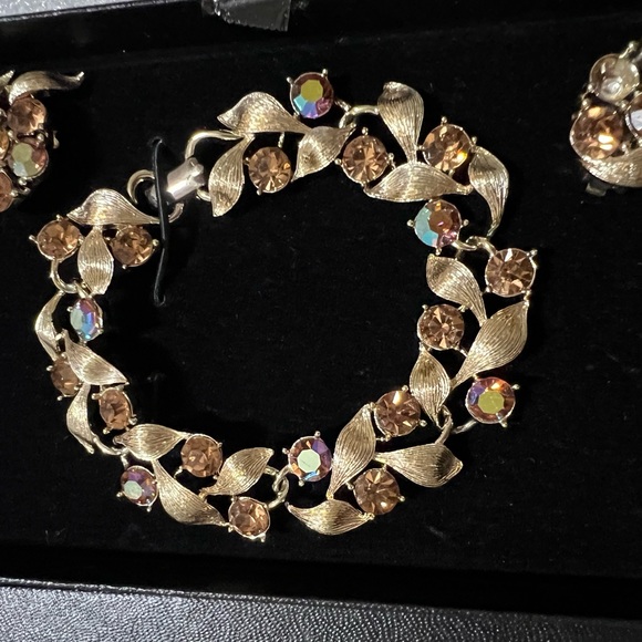 Lisner brand Vintage gold plated set of clip on earring and bracelet NWT in OB - Picture 3 of 11